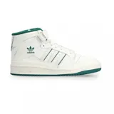 Championes adidas Forum Mid de corte medio, color blanco con detalles en verde oscuro en el cuello, las tres tiras laterales, el logo del trébol y la suela. Presentan cierre de cordones y tira de velcro en el tobillo.