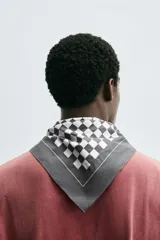 Pañuelo cuadrado de algodón color crema con estampado de cuadros pequeños en tono marrón oscuro.