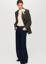 Jean de tiro bajo con diseño wide leg, confeccionado en tejido de algodón estilo vaquero. Cuenta con cierre de botón y cremallera, trabillas y cinco bolsillos.