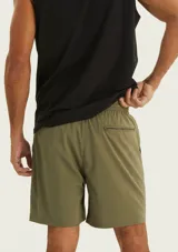 Short deportivo verde militar de secado rápido, con cintura elástica y bolsillos laterales.