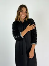 Vestido largo blanco de lino con mangas tres cuartos con detalle de crochet.