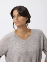 Sweater de punto con escote en V y manga larga, de calce relajado con puños y cintura tejidos.