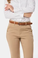 Pantalón clásico color beige de corte recto, con bolsillos laterales y presillas para cinturón.