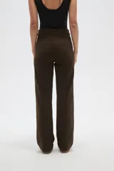 Pantalon de algodon color marron, de corte recto y tiro alto, con detalle de botones dorados en la parte frontal.
