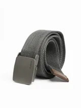 Cinturón de lona canvas color gris oscuro con hebilla automática metálica en tono grafito, con el logo "FORUM" grabado. El extremo del cinturón tiene un detalle de cuero marrón.