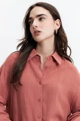 Camisa color crema de manga larga con cuello clásico y corte regular.