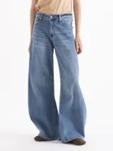 Jeans wide leg de tiro medio-bajo en denim celeste claro, con recortes y pinzas en las piernas que aportan movimiento y una caída fluida, confeccionado en algodón suave y flexible.