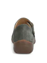 Zapato Hush Puppies modelo Albi, color gris con textura perforada. Presenta un diseño de empeine cerrado con ajuste lateral de velcro y suela de goma color marrón.