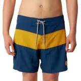Boardshort de baño de 16 pulgadas, color azul marino con una franja ancha horizontal de color mostaza/amarillo en el torso. Presenta cordón blanco para ajuste frontal y un pequeño parche circular con logo en la parte inferior izquierda.