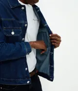 Campera de jean Marfinno en color azul índigo, con cuello inglés, cierre frontal con botones metálicos, dos bolsillos frontales con solapa y costuras reforzadas.