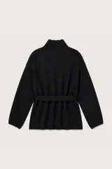 Saco de punto color negro con cuello solapa, manga larga y lazo ajustable en la cintura.