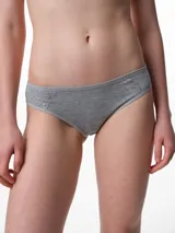 Bombacha tipo bikini de algodón acanalado color gris melange, con detalle de puntilla en los laterales delanteros y terminaciones con elástico.
