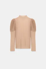 Top de punto en color beige con cuello subido y mangas largas. Presenta un diseño ajustado en el cuerpo con mangas abullonadas en los hombros que combinan una textura semitransparente.