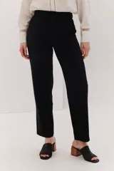Pantalón negro de vestir, de corte recto, con bolsillos laterales y cintura alta.