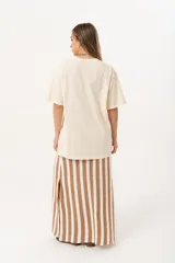 Remerón color crema de algodón con estampado de motivos marinos en tonos rojo y azul. De calce oversize y largo extendido.