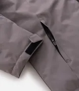 Campera deportiva con capucha, cierre frontal por cremallera y mangas largas con ajuste de velcro en los puños. Presenta estampa lettering pequeña en el pecho y bolsillos laterales. Confeccionada en tejido técnico de poliéster con forro de poliamida.