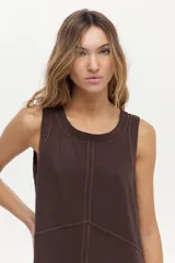 Vestido midi de corte recto y color marrón camel, con cuello redondo, sin mangas y costuras pespuntadas visibles con diseño geométrico en el frente.