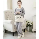 Conjunto de pijama de dos piezas confeccionado en tela de plush suave y abrigada. Incluye una remera de manga larga con diseño estampado de Totoro y pantalón largo a juego con puños en contraste.