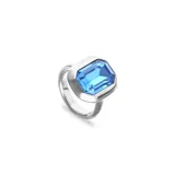 Anillo de aleación de metales con baño de plata y cristal facetado de corte rectangular en color azul.