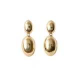 Par de aros colgantes dorados con forma ovalada.