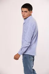 Camisa de manga larga con estampado de rayas verticales, cuello abotonado y cierre frontal con botones.