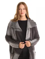 Cardigan largo tejido con diseño patchwork en tonos grises y negros. Presenta cuello con amplia solapa, diseño abierto sin botones y bolsillos delanteros amplios.