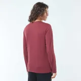 Camiseta de manga larga color borgoña, de corte recto y cuello redondo.