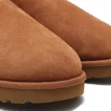 Botas de caña corta confeccionadas en gamuza con interior forrado en piel sintética, suela plana de goma y tirador trasero.
