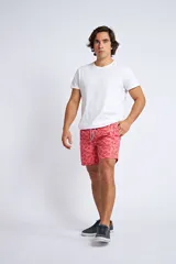 Short de baño con estampado de ondas en tonos azules, cintura elástica con cordón ajustable, bolsillos laterales y bolsillo trasero. Incluye suspensor interno y logo bordado.