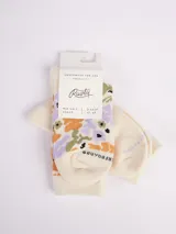 Pack de dos pares de medias de caña media color crudo con estampado floral en tonos lavanda, verde y naranja. Incluyen logo de la marca Rusty en el tobillo.
