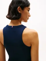 Remera azul marino acanalada, sin mangas y de corte slim. Presenta cuello redondo, costuras y ribetes a contraste, y logo de Tommy Hilfiger bordado en el bajo.