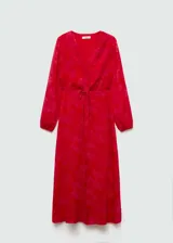 Vestido midi de tejido fluido en color rojo con estampado floral tono sobre tono. Presenta escote en pico, cierre frontal de botones ocultos, mangas largas con puños elásticos y nudo ajustable en la cintura. Incluye forro interior.