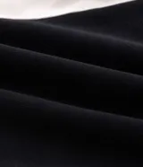 Bermuda deportiva Get Over de corte corto, color negro con cintura elástica y cordón ajustable en color crudo, y recortes laterales en contraste. Confeccionada en mezcla de poliéster y algodón con tecnología dry.