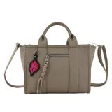 Cartera tipo tote de Las Oreiro, color beige, con doble manija superior y correa larga regulable extraíble. Presenta un bolsillo frontal con cierre, logo grabado en relieve y un charm colgante en forma de labios.