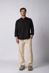 Camisa de manga larga color blanco roto, confeccionada en una mezcla de lino y viscosa, con cuello mao y corte relajado.