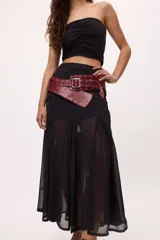 Falda midi color borgoña, de corte recto con aberturas frontales y transparencias.