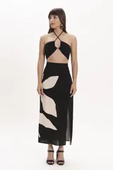 Top crop negro con tirantes finos que se cruzan en el cuello y detalle fruncido en el centro del busto.