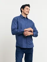 Camisa celeste de manga larga con cuello button-down, confeccionada en tejido rústico de algodón y lino.
