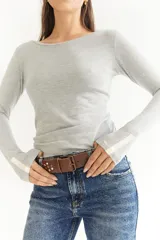 Cinto de cuero marrón con detalle de tachas metálicas circulares en tonos plateados y dorados, con hebilla metálica clásica.