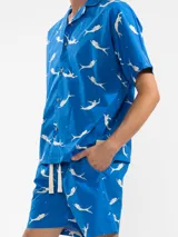 Short de baño azul con estampado de sirenas, cintura elástica y cordón de ajuste.