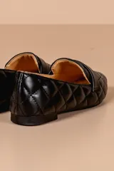 Chatitas color caramelo con punta fina y diseño capitoneado.