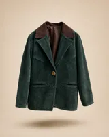 Blazer de gamuza color verde pino con cuello de solapa en color marrón chocolate. Presenta cierre frontal de un botón, bolsillos laterales y forro interior.