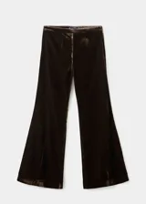 Pantalón flare de terciopelo color marrón, con tiro alto, cierre de cremallera lateral y forro interior.