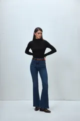 Polera negra de cuello alto y manga larga.