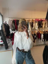 Gorro tipo bucket tejido al crochet, color blanco.