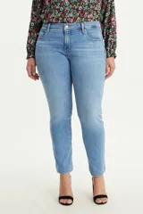 Jeans de corte skinny con tiro medio, confeccionados en denim de lavado medio claro. Presentan diseño de cinco bolsillos, cierre frontal con botón y cremallera, y costuras reforzadas.