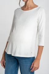 Remera blanca de punto con cuello redondo y mangas 3/4.