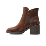 Bota corta de cuero color beige con cierre lateral metálico y taco cuadrado efecto madera.