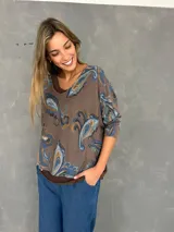 Blusa de lanilla liviana con estampado paisley en tonos chocolate y celeste, de corte oversize y mangas tres cuartos. Incluye una musculosa de tiras anchas en color chocolate por debajo.