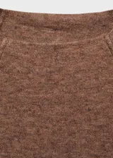 Camiseta de manga larga con cuello redondo y diseño ajustado al cuerpo, confeccionada en tejido fluido de punto.